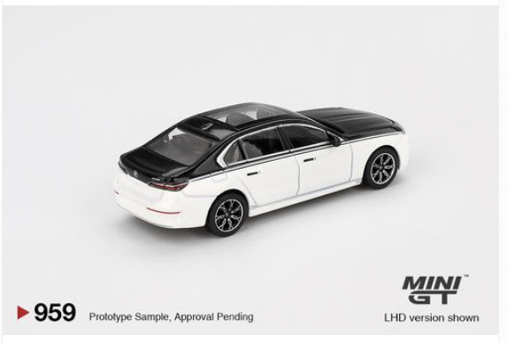 MiniGT - 959 - BMW i7 xDrive60 Alpine White / Black Sapphire