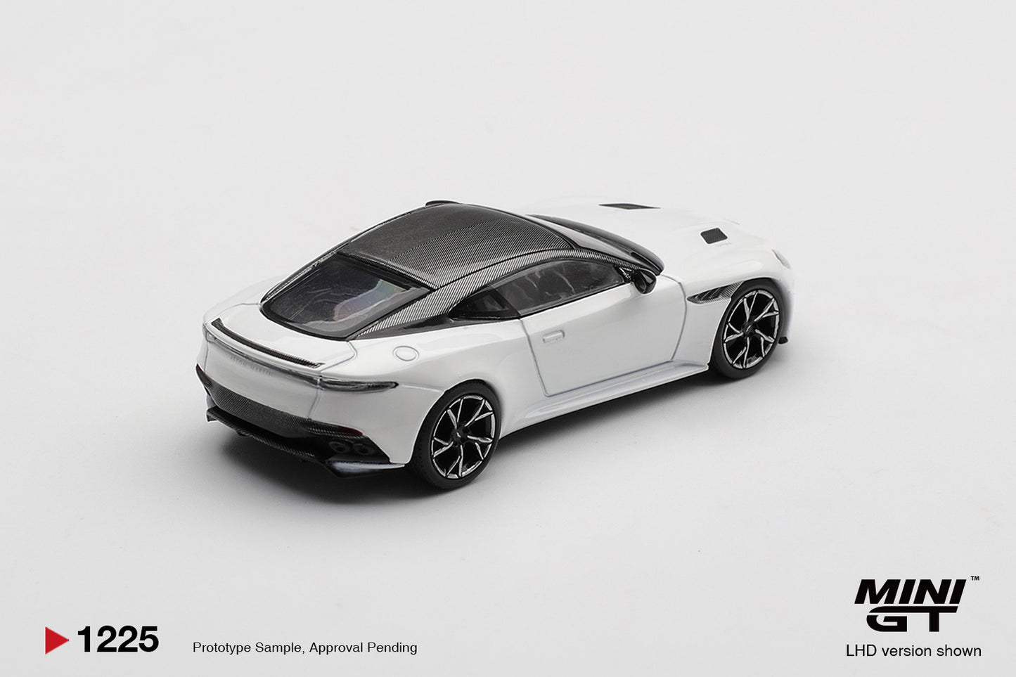 MINI GT 1225 BLISTER ASTON MARTIN DBS STRATUS WHITE