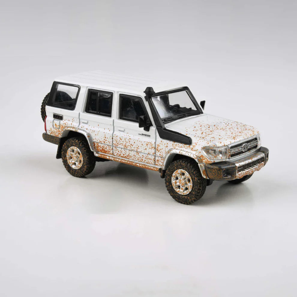 Para 64 : 2014 Toyota Land Cruiser 76 Off Road Effect.