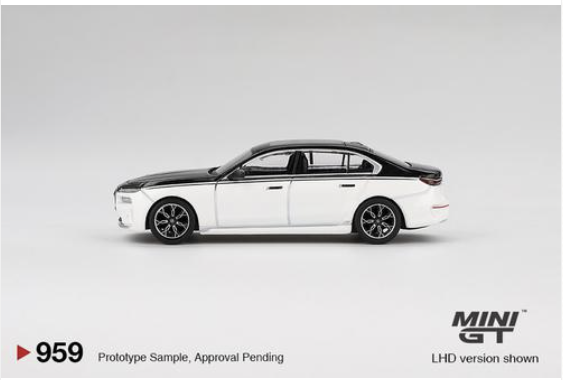 MiniGT - 959 - BMW i7 xDrive60 Alpine White / Black Sapphire